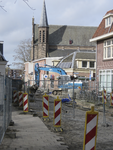 907516 Gezicht op de herbestrating van de Draaiweg te Utrecht, met op de achtergrond de St.-Josephkerk (Draaiweg 44) en ...